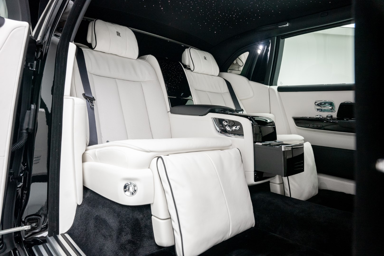 2024 ROLLS ROYCE PHANTOM EXTENDED. SERENTY SEATS. BESPOKE SOUND SYSTEM. REAR CURTAINS.